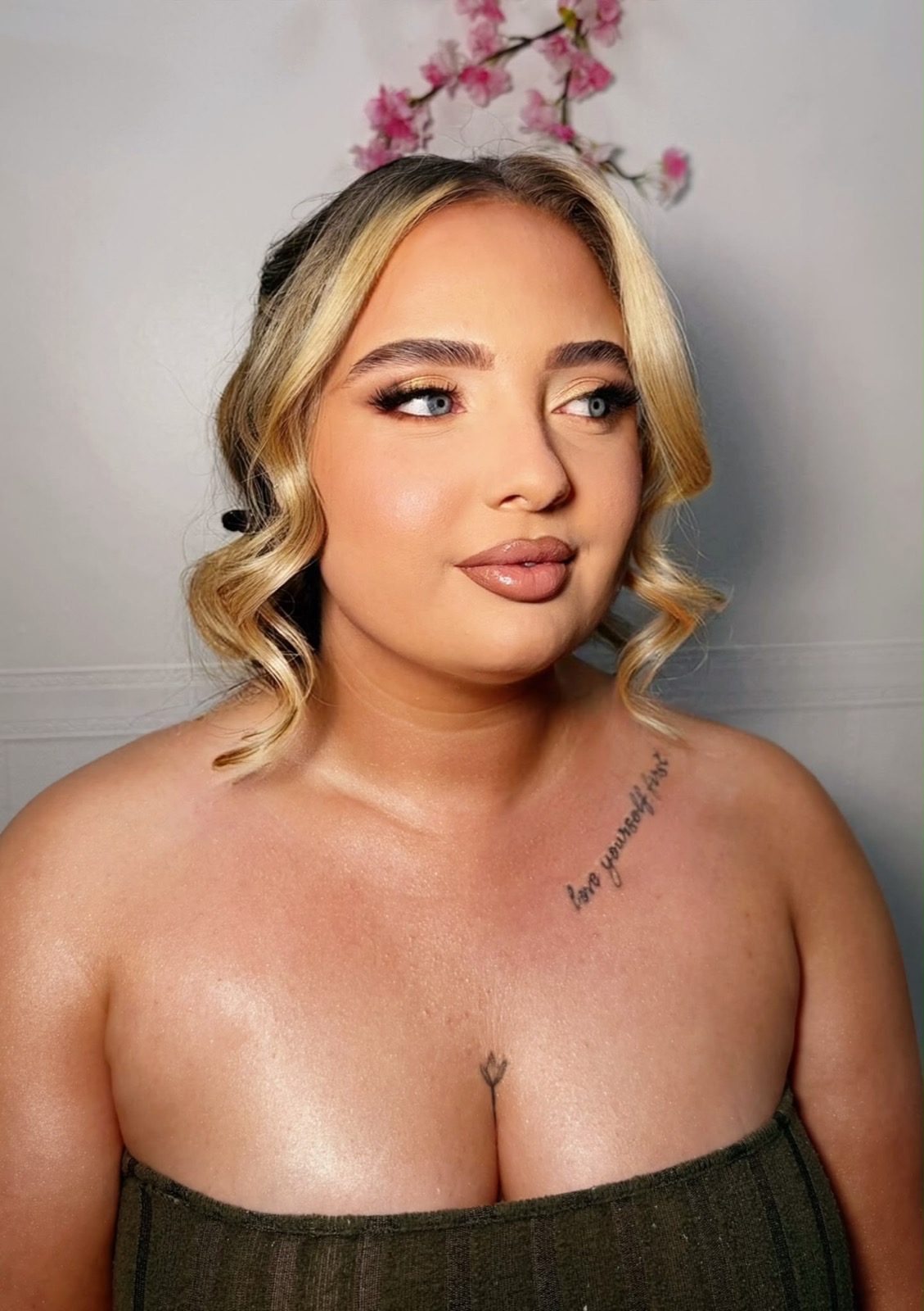 Soft blonde curls with warm bronzed glam