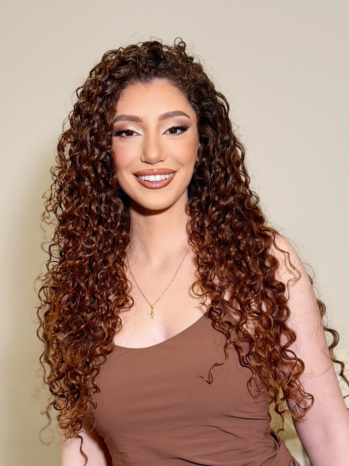 Natural curls with soft glowy makeup and a bright smile